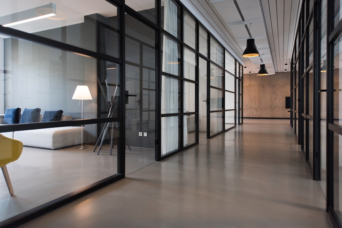 Helles, modernes Büro von Adami IT Solutions mit Arbeitsplätzen und Monitoren